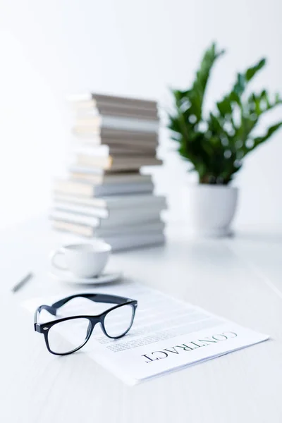 Gafas graduadas y documentos comerciales - foto de stock