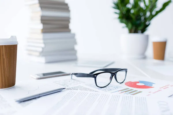 Gafas graduadas y documentos comerciales - foto de stock