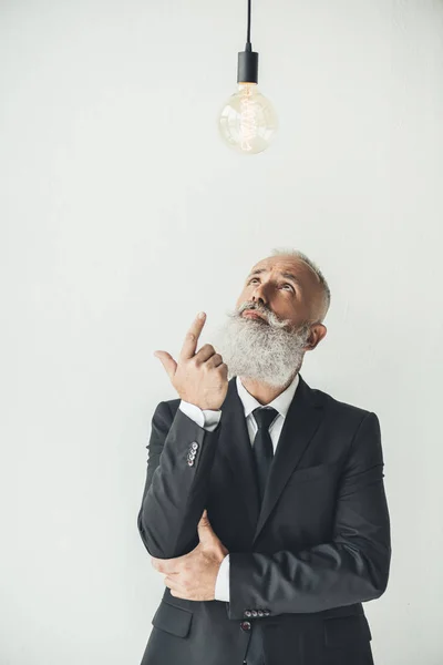 Homme d'affaires avec ampoule idée — Photo de stock