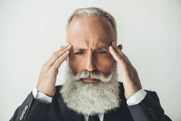 Hombre de negocios senior con dolor de cabeza - foto de stock