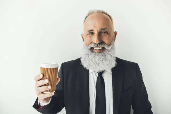 Empresário com xícara de papel de café — Fotografia de Stock