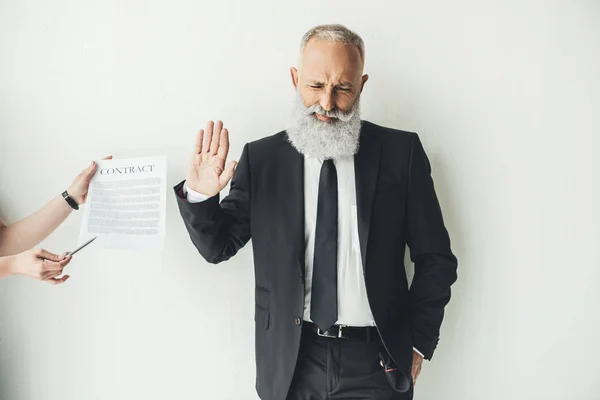 Businessman refusing to sign contract — Stock Photo