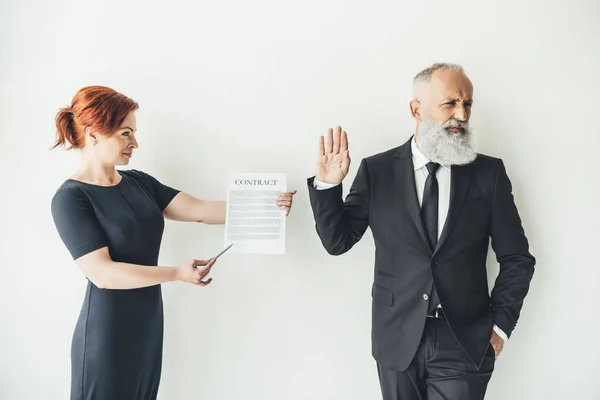 Uomo d'affari che rifiuta di firmare un contratto — Foto stock