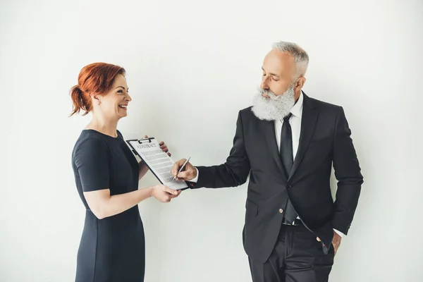 Senior Geschäftsmann unterzeichnet Vertrag — Stockfoto