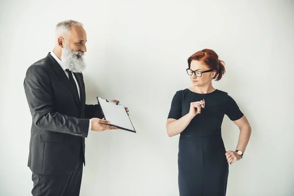 Parceiros de negócios com contrato — Fotografia de Stock