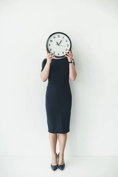 Frau deckt Kopf mit Uhr ab — Stockfoto