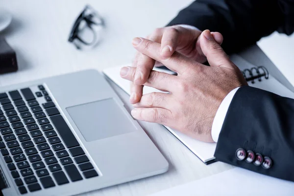 Geschäftsmann arbeitet mit Laptop — Stockfoto