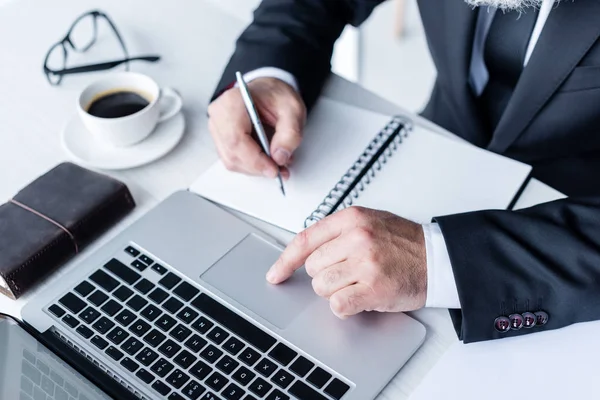 Homme d'affaires travaillant avec un ordinateur portable — Photo de stock