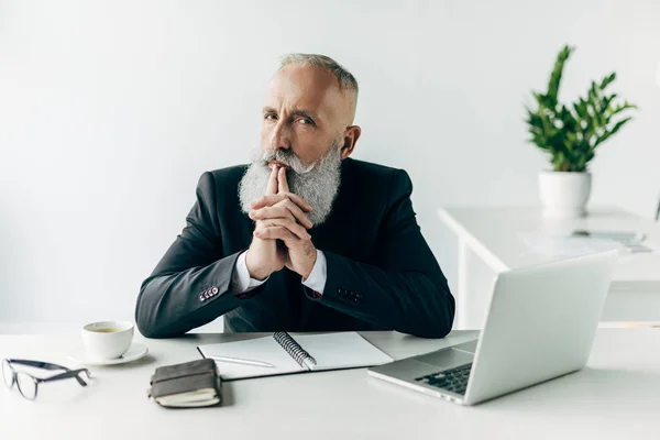 Pensativo hombre de negocios senior - foto de stock