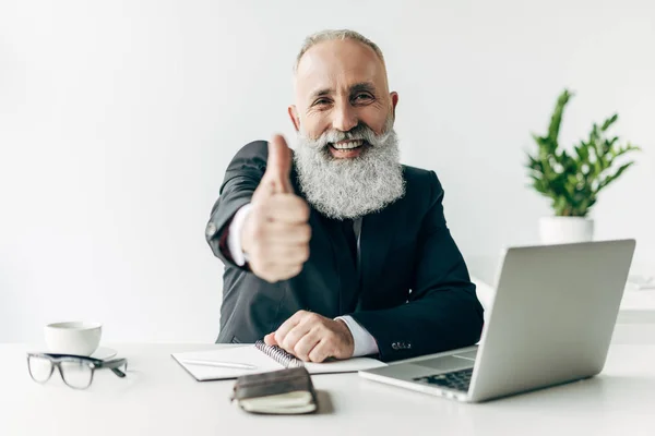 Hombre de negocios mostrando pulgar hacia arriba signo - foto de stock