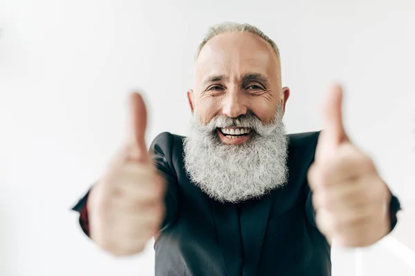 Uomo d'affari mostrando pollici in su — Foto stock