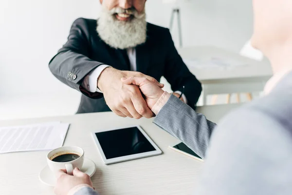 Geschäftspartner schütteln Hände — Stockfoto