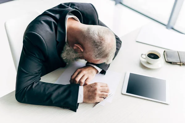 Бізнесмен спить на робочому місці — стокове фото