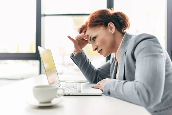 Mulher de negócios exausta trabalhando com laptop — Fotografia de Stock
