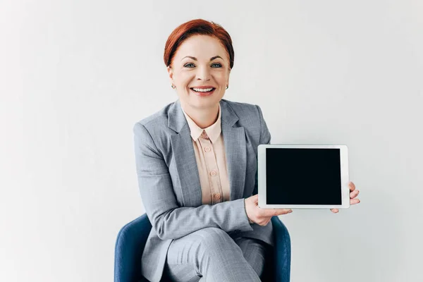 Empresária mostrando tablet em branco — Fotografia de Stock