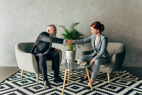 Parceiros de negócios apertando as mãos — Fotografia de Stock