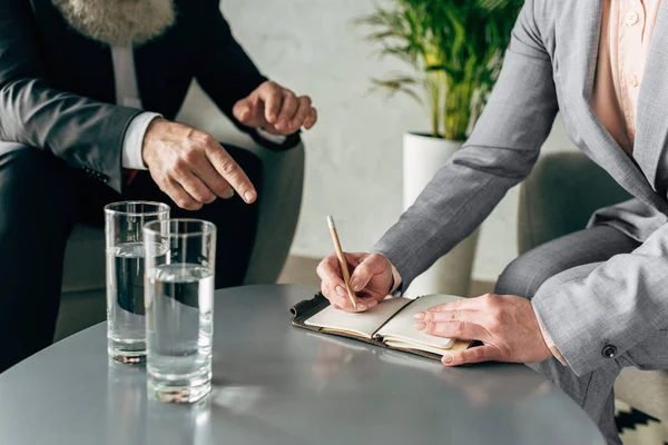 Colegas de negocios en conversación - foto de stock