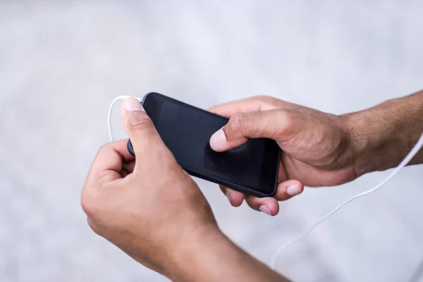 Hombre afroamericano con smartphone - foto de stock