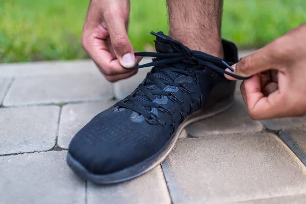 Deportista atando cordones - foto de stock