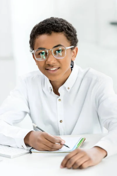 Africano americano adolescente haciendo tarea - foto de stock