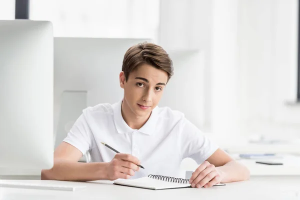 Kaukasischer Teenager macht Hausaufgaben — Stockfoto