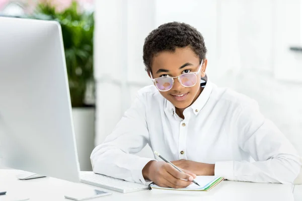 Africano americano adolescente fazendo lição de casa — Fotografia de Stock