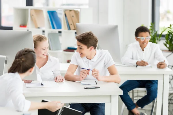 Estudiantes multiculturales en el aula - foto de stock