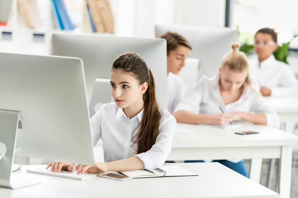 Adolescent fille étudier dans salle de classe — Photo de stock