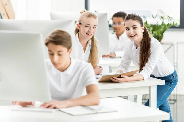 Estudiantes multiculturales en el aula - foto de stock