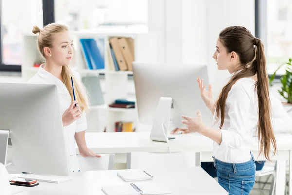 Adolescent filles discuter tâche ensemble — Photo de stock