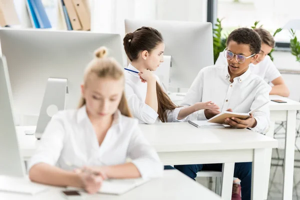 Étudiants multiculturels pendant la leçon — Photo de stock