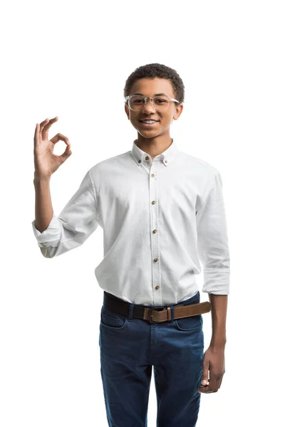 Afrikanisch-amerikanischer Teenager zeigt ok Zeichen — Stockfoto