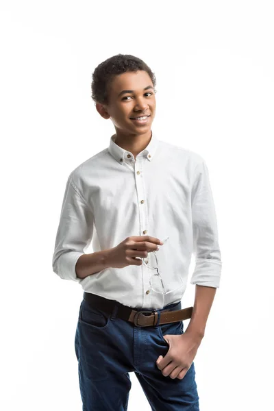 Adolescent afro-américain avec des lunettes — Photo de stock