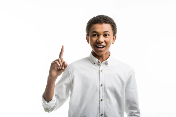 Afroamericano adolescente apuntando con el dedo hacia arriba - foto de stock