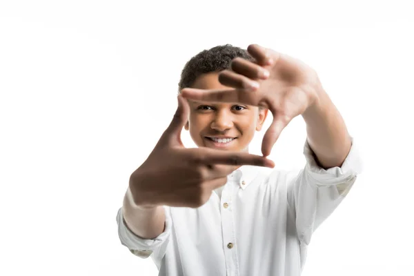 Africano americano adolescente fabricación marco con manos - foto de stock