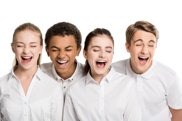 Gritando adolescentes multiétnicos en camisas blancas - foto de stock