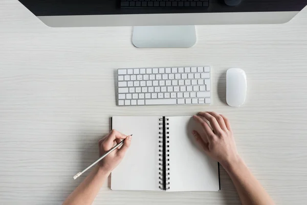 Étudiant faisant des devoirs — Photo de stock