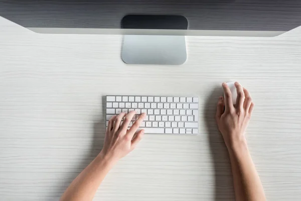 Studente che lavora al computer — Foto stock