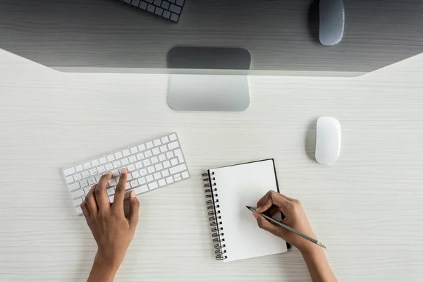 Étudiant faisant des devoirs — Photo de stock