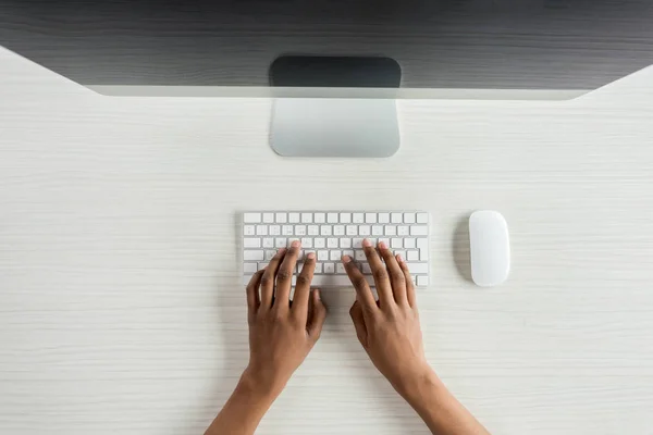 Estudante trabalhando no computador — Fotografia de Stock