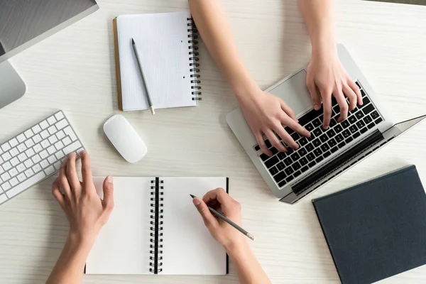 Students doing homework together — Stock Photo