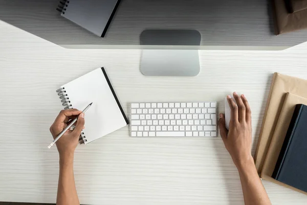 Étudiant faisant des devoirs — Photo de stock