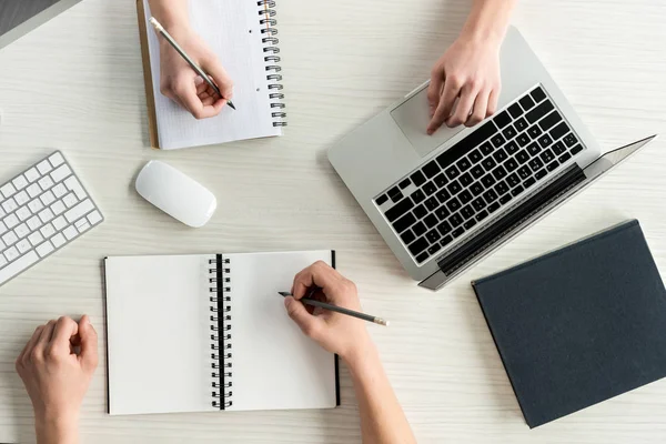 Students doing homework together — Stock Photo