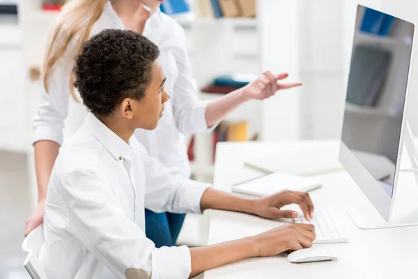 Estudiantes multiculturales discutiendo tarea - foto de stock