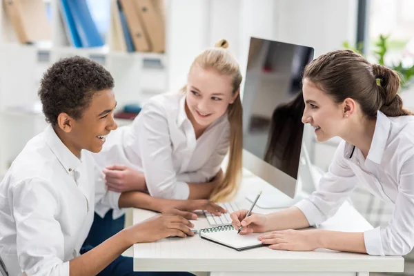 Estudiantes multiculturales que trabajan en el proyecto - foto de stock