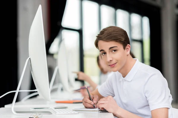 Étudiant étudiant en classe — Photo de stock