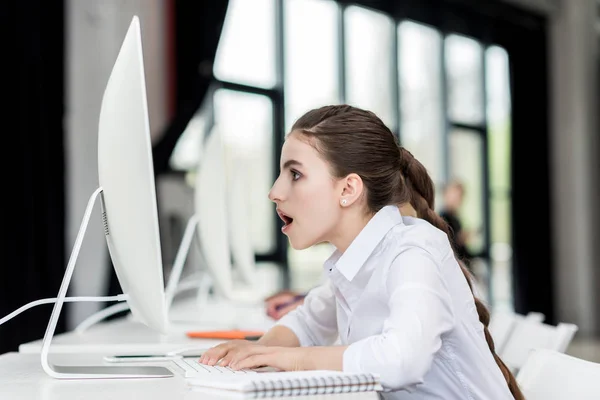 Scioccato teen ragazza al computer — Foto stock