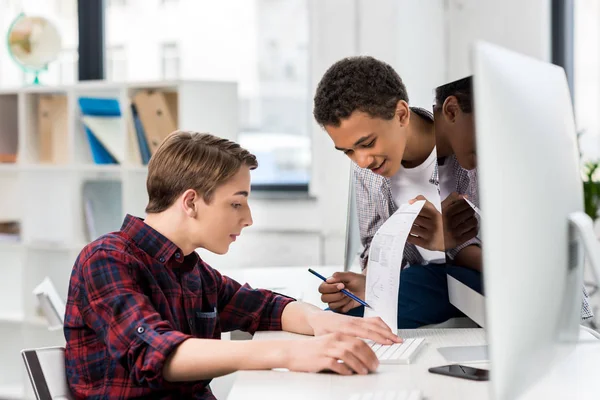 Adolescentes multiculturales que estudian en clase - foto de stock