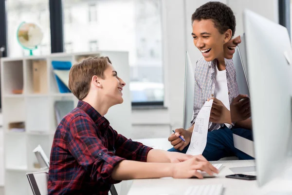 Мультикультурні підлітки, які навчаються в класі — Stock Photo