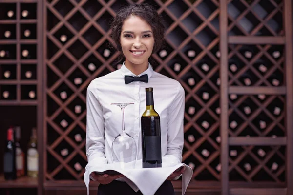 Sommelier con vino en bodega - foto de stock